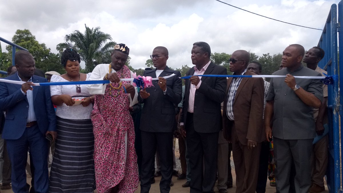 laTdE_SA's tweet photo. Suite et fin de la remise des 8 mini-AEP réalisées par le Projet #BID3. C'est le Ministre Délégué au près du Ministre de l' #Eau, M. KANFITINE Issa T., accompagné des DG #TdE et #SPEAU, qui a procédé à la remise de ces joyaux aux populations bénéficiaires d'Amakpapé et d'Agbadomé https://t.co/uFKS1IEeLh