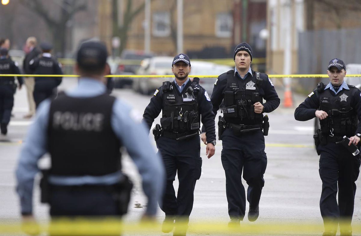 Joy105com's tweet photo. Former Chicago cop is exposing all criminal cover up in police department! #ChicagoCop https://t.co/jLah28jpNz https://t.co/cYhDNilhWd