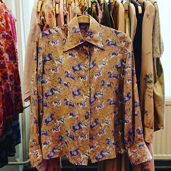 Op zondag 26 mei staan we met onze nieuwste handpicked vintage items op de <a href="/ZeldzaamMooi/">Zeldzaam Mooi</a> Markt bij <a href="/FooddockNL/">Fooddock Deventer</a> Deventer. Kom kijken! #handpicked #vintagekleding bleachedonion.nl/26-mei-2019-fo… (foto's: fooddock.nl)