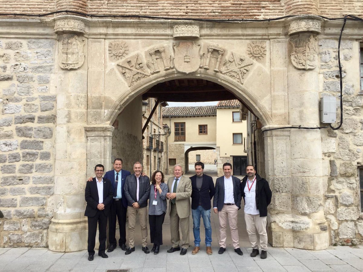 Codic_ES's tweet photo. Primera Junta Directiva y Comisión Permanente de la Conferencia de Ditectoras/es de #IngenieríaCivil junto a nuestro socio de honor según estatutos @citopic https://t.co/kGFr9UuANl