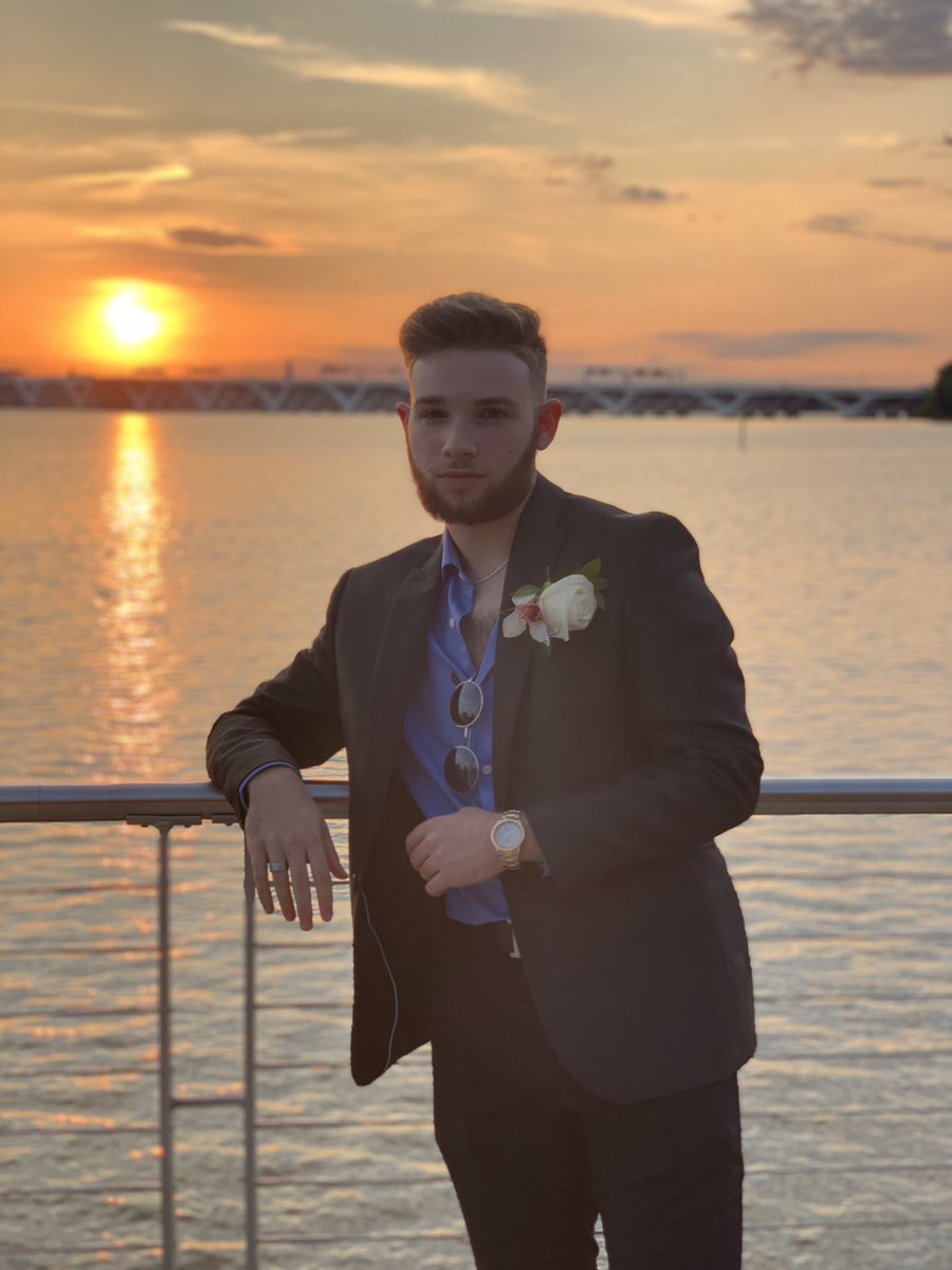 bigbeard_krieg's tweet image. Sunset dreaming #Prom2k19