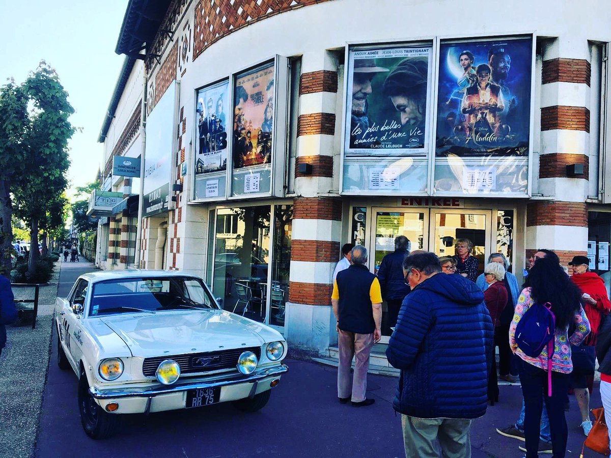 lamustang184's tweet photo. Ce samedi soir au cinéma Le Morny de @DeauvilleFr à la séance " Les Plus Belles Années d'Une Vie " ; #claudelelouch et la @lamustang184 ! @CalvadosDep #deauville #Normandie https://t.co/eT5qwDPo8n
