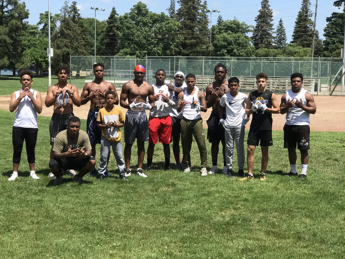 CoachDGraves7's tweet photo. ALWAYS WORKING... #WIDEOUTCITY #DGRAVESTRAINED https://t.co/CoHEa0Mbtr