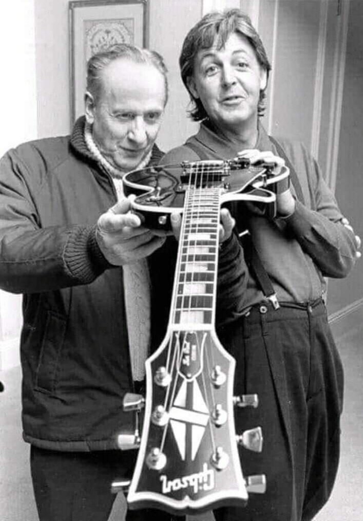 elchayi's tweet photo. Paul y Les Paul con la Les Paul de Paul. https://t.co/LC5t7gKSDP