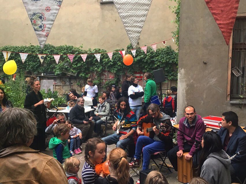 Schoeneweider20's tweet photo. Liebe @krossener36, war das ein schönes Protest-Fest! Vereint mit allen anderen Häusern im Vorkaufsrecht haben wir gegen Verdrängung und den Ausverkauf der Stadt demonstriert! Wir sind VIELE✊❤️Wir fordern: VORKAUFSRECHT JETZT für alle Häuser! @kaddinsky @LieblingXhain @CanselK https://t.co/lnySkhL7bo