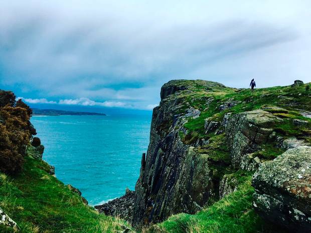изумрудным островом называют. изумрудным островом называют. графство антрим ирландия. остров баллитуи ирландия. ирландские острова.