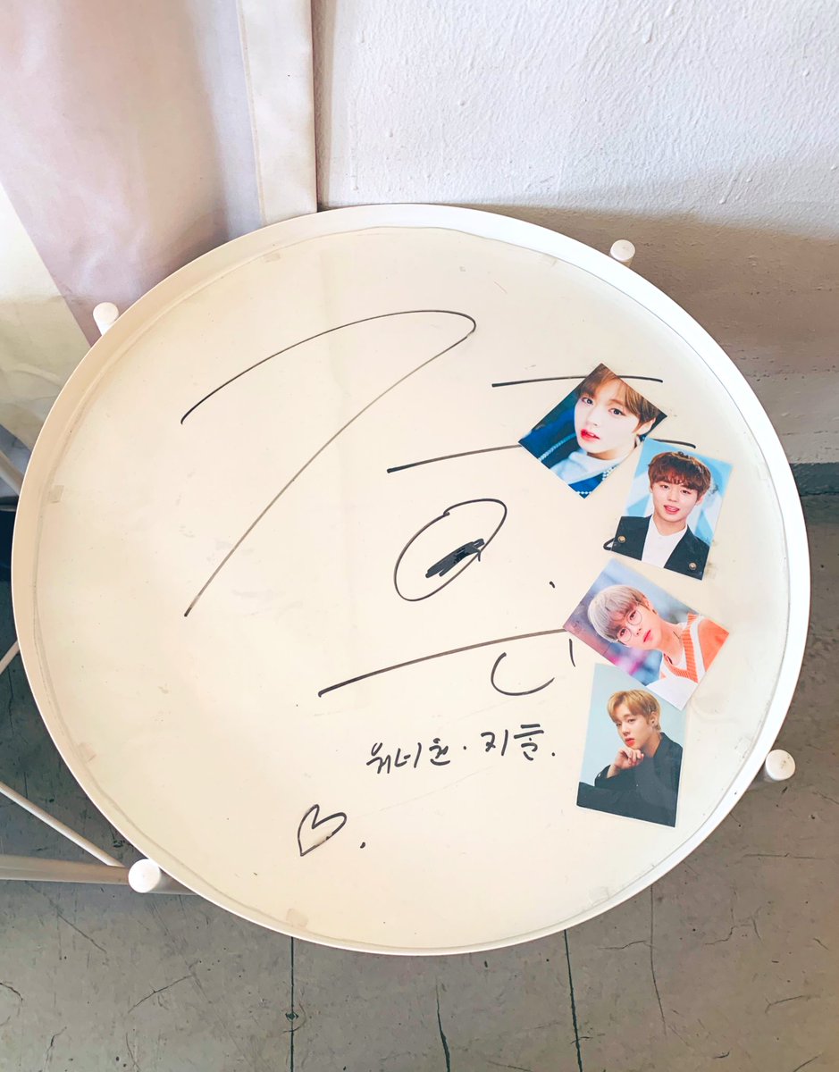 waniw0nge_825's tweet photo. Jaehwan, Jisung, Jihoonโs signed table โค๏ธ
#์๋์ #wannaone #์ฐ๋ฆฌ๋ค์๋ง๋ #์นดํ๋ฐ๋ก #cafevalor https://t.co/ea8vnecm9d