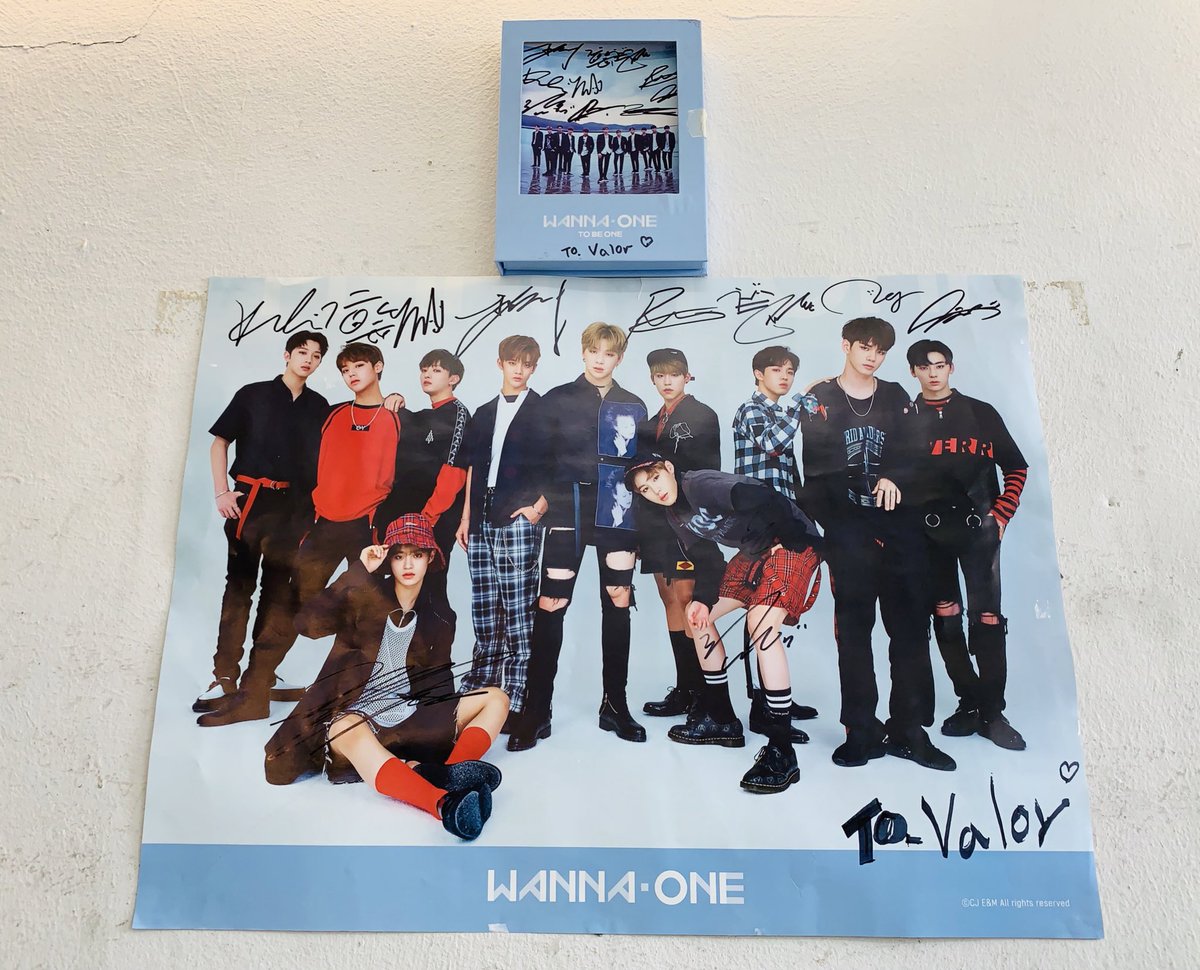 waniw0nge_825's tweet photo. ์ฐ๋ฆฌ ์๋์ ๋ณด๊ณ ์ถ์ด์ ๐ญ
Wanna Oneโs signed album n poster๐คง
Board full with OT11 photos~โค๏ธ
#์๋์ #wannaone #์ฐ๋ฆฌ๋ค์๋ง๋ #์นดํ๋ฐ๋ก #cafevalor https://t.co/idVOUAJfn8