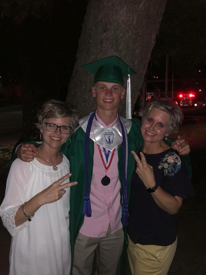 annabelgrace5's tweet photo. may 2018 to may 2019. we done graduated 💙🎓 💚 https://t.co/J3hZZjfNV4
