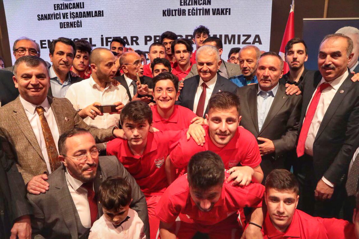 Rahmet ve bereket ayı Ramazan’ı uğurlamaya hazırlandığımız şu günlerde, desteklerini hiçbir zaman eksik etmeyen can Erzincanlı hemşehrilerimle iftarda bir araya geldim. 

Her zaman olduğu gibi 23 Haziran’da da onların desteğiyle İstanbul’a imzamızı atacağız. 

📍Bakırköy