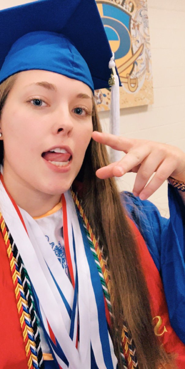 haileyhenson_'s tweet image. see ya later cass high 👋🏼🎓 #techbound #classof2k19