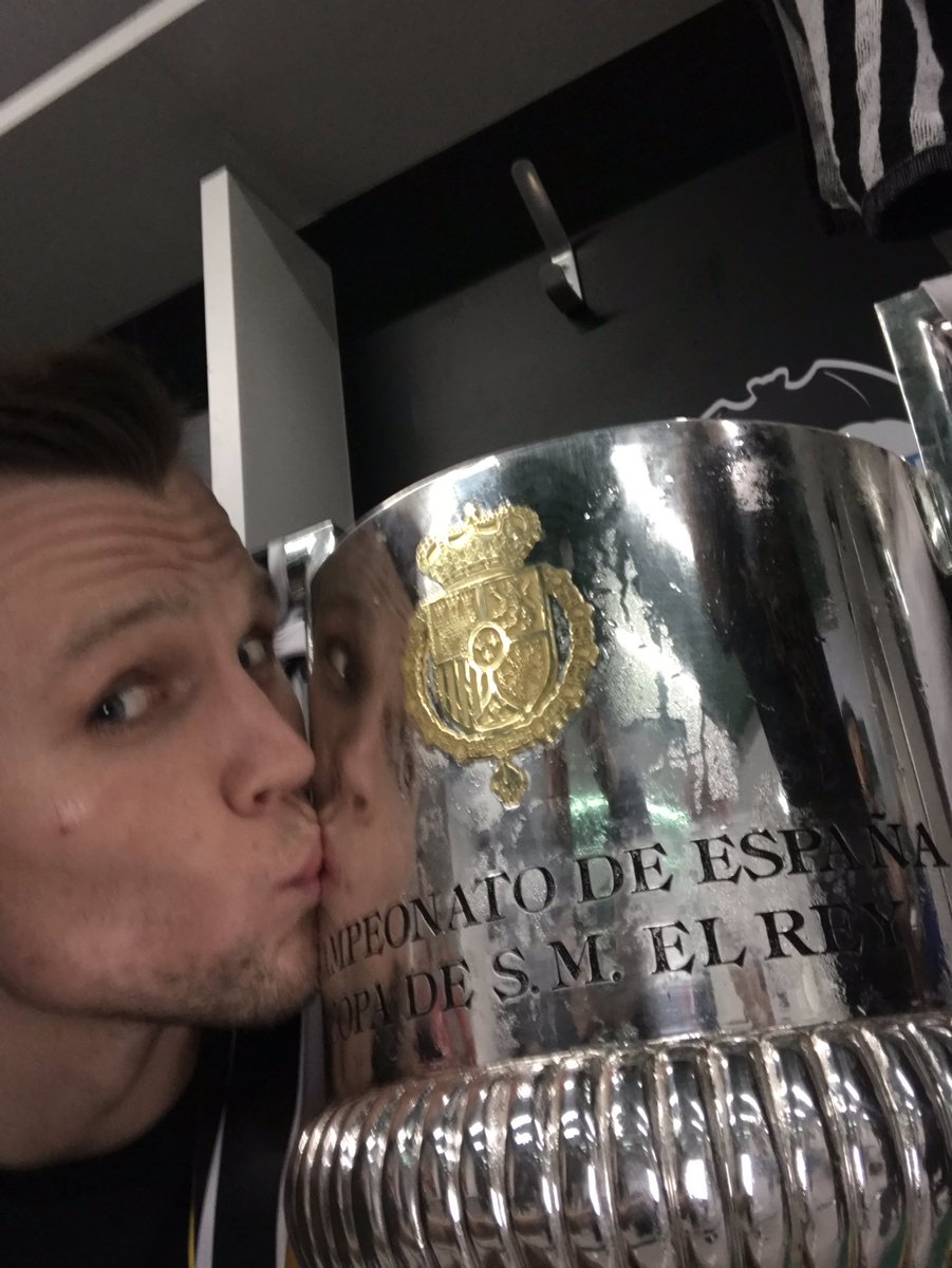 Campeones de Copa! Amunt Valencia! Afición os merecéis esto más que nadie! VAMOOOOOOS!🏆