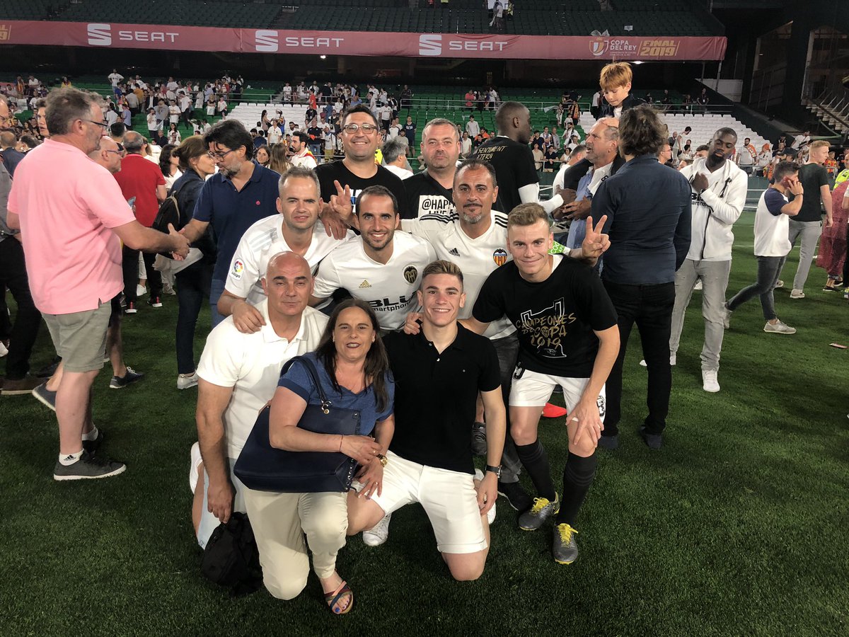 tonilato's tweet photo. Campeooooooneeeeeessss 🏆🏆🏆🏆🏆🏆🏆🦇🦇🦇🦇🦇🦇 @valenciacf amunt!!!!!! 🧡🧡🧡🧡🧡🧡🧡🧡🧡🧡 https://t.co/lMHfAAPqkV