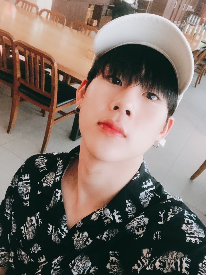 jooheon_1016_'s tweet photo. 【#ジュホン】モンベベ、僕たちシンガポールに着きました ㅎ 
みんな夕食ちゃんと食べてね～あと僕のこと考えて^^ https://t.co/j0AUG4khtW