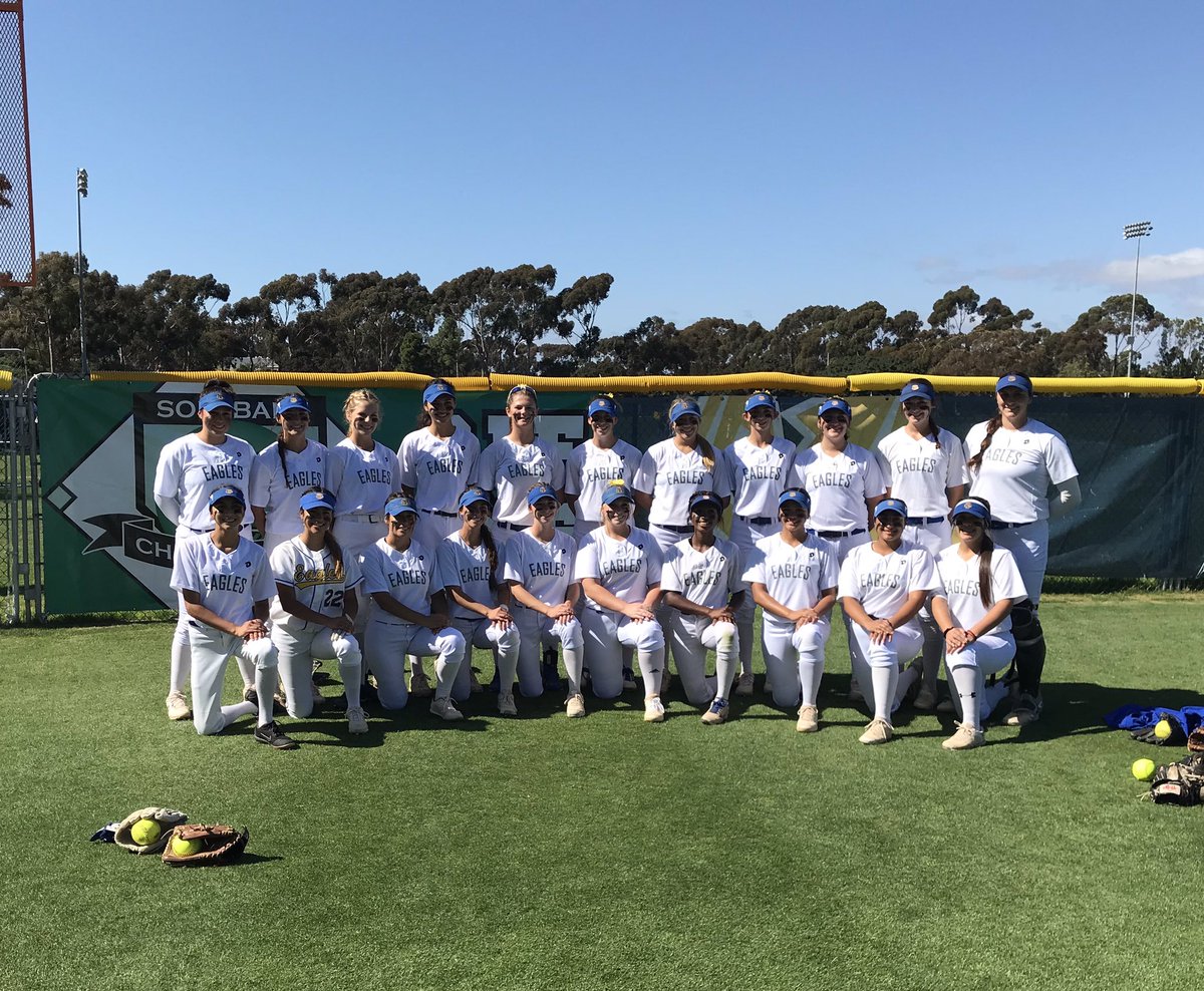 coachclark_sp's tweet photo. Team pic before the girls take on Mission Hills for the 1st Softball CIF title in @SanPasqualHS history #GoEagles https://t.co/hFLJ88Pcmu