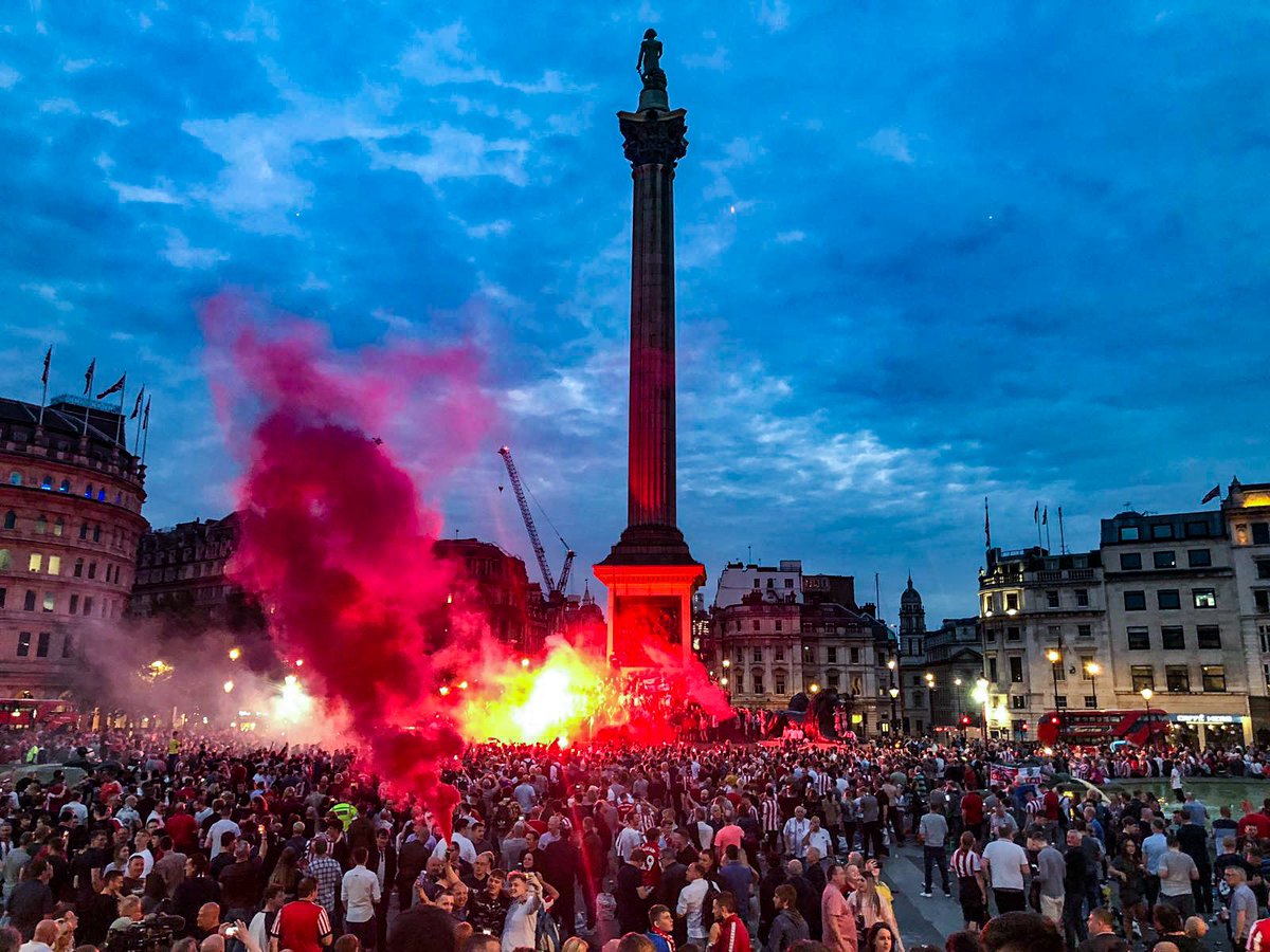 SteMartPhotos's tweet photo. #Sunderland fans. Trafalgar Square #london #safc #wembleyweekend https://t.co/V9O3HxIFSE