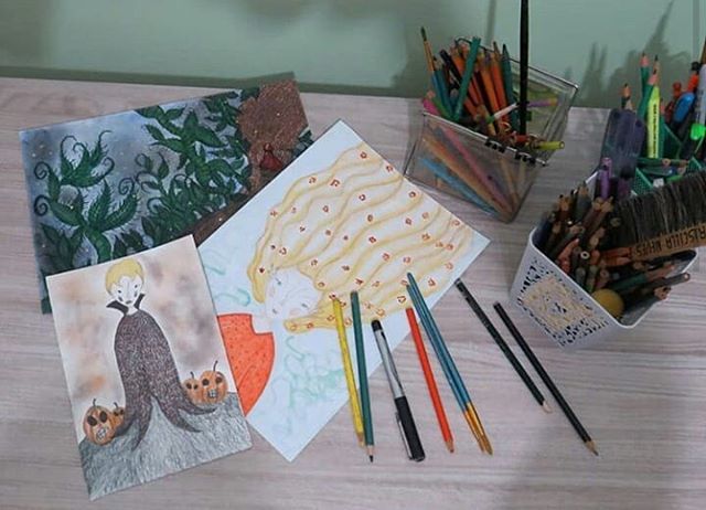 Fazendo testes 🎨
#rascunhos #illust #drawdrawdraw #patterndesign #printandpattern #artsy #inspiredbynature #handpainted #onmydesk #designlife #illustrationnow #watercoloring #digitalart #digitaldrawing #ilustradores #ilustraçao #ilustraçaoinfantil #c… bit.ly/2JE860t