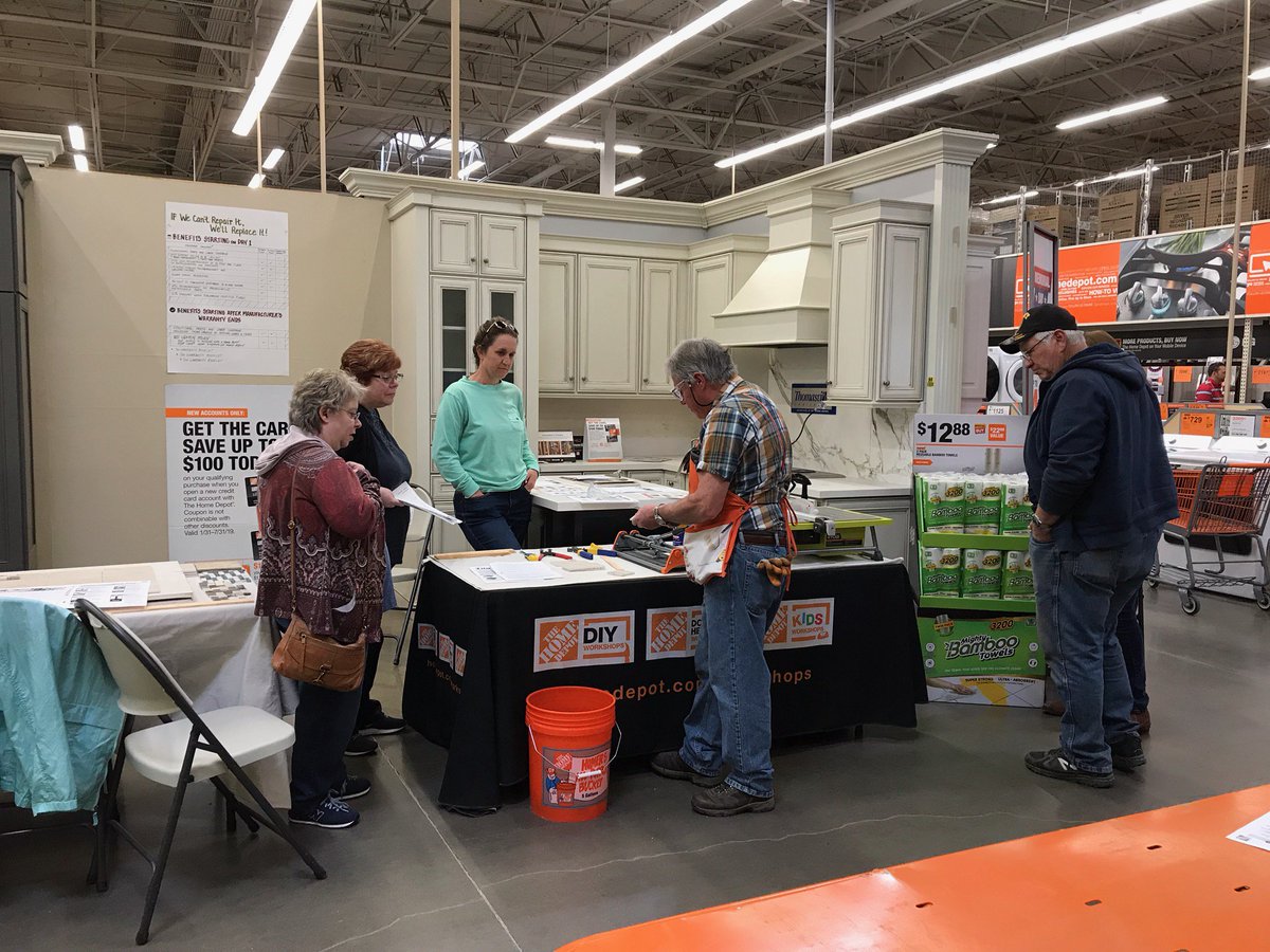 AmandaStamm2's tweet photo. Our Clinic Captain Rich captivating attendees with an interactive tile class. Awesome example of building strong relationships! https://t.co/kWnQeK2kQb