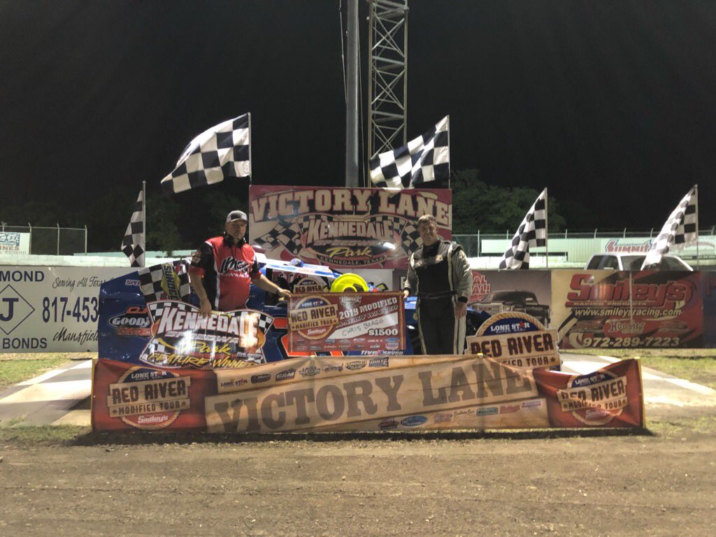 BraggRacing24's tweet photo. THATS #100!!!!!! The ole man put it in Victory Lane tonight!!!! First night of the Red River mod tour!!! Congratulations!!!!!! #PARKEDIT #WINNERWINNERCHICKENDINNER https://t.co/G51RWpHa87