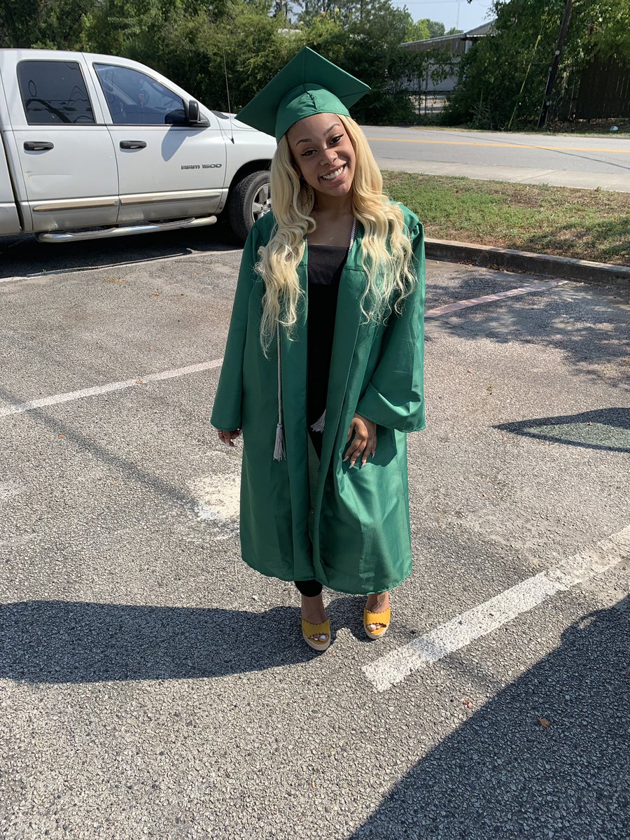 _goldnotyellow's tweet photo. I graduated yesterday 🤩👩‍🎓🥳 https://t.co/1qJX3oBv0y