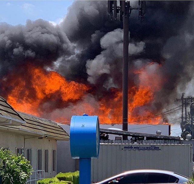 KempterFireWire's tweet photo. 2nd Alarm 🔥#CommercialFire @ 3300 block of E. 59th St. #Firefighters arrived onscene at 1:45PM with heavy smoke and fire showing. #LongBeachFirefighters extinguished the #fire in about a half hour preventing spread to adjacent businesses. #FirstRespo… https://t.co/it3x0yB9XX https://t.co/1syHjuBdR4