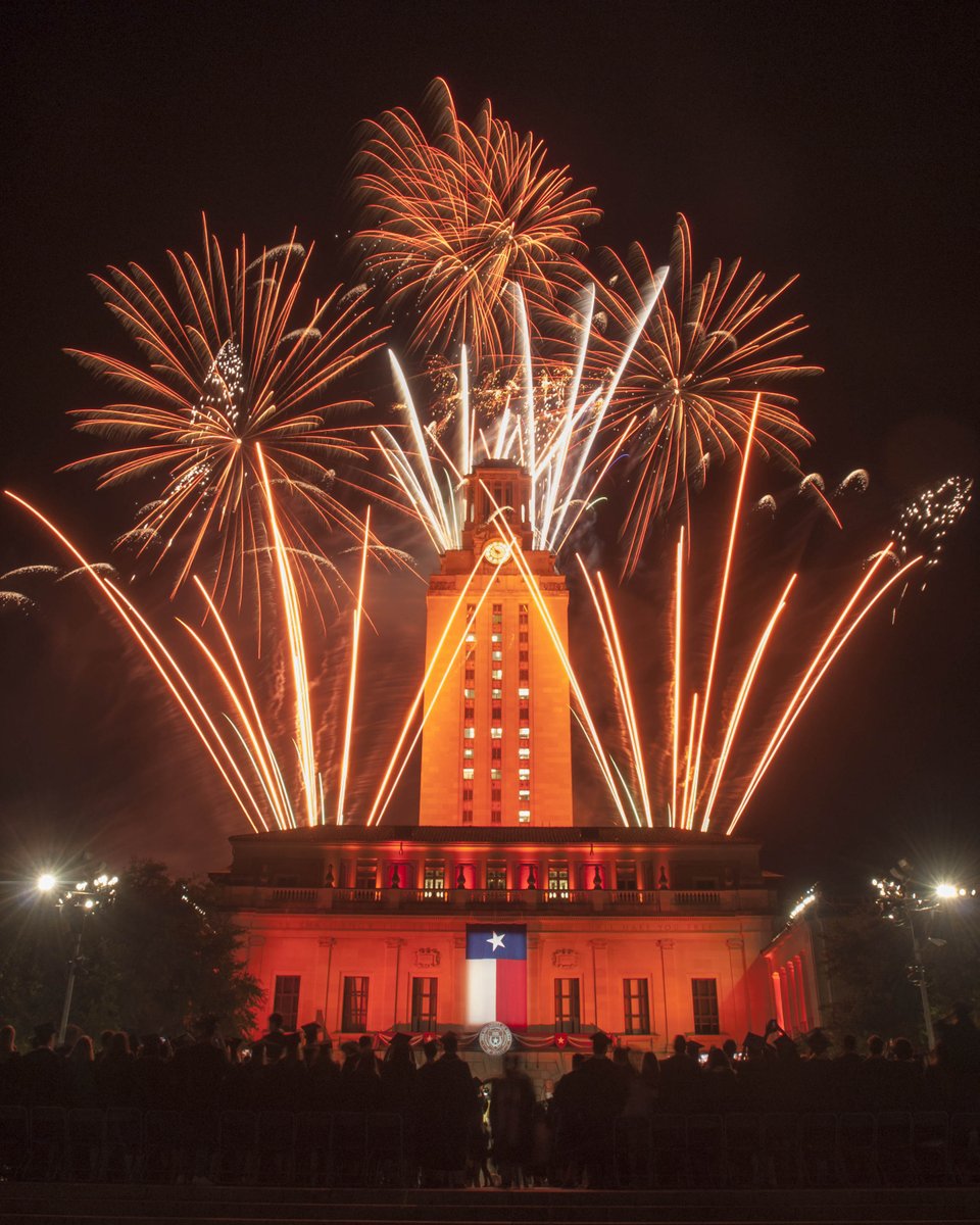 UTAustin's tweet image. Congratulations, graduates 🎓🤘For two nights in a row, the #UTTower shines in your honor: utex.as/2JFmKVb #UTGrad19