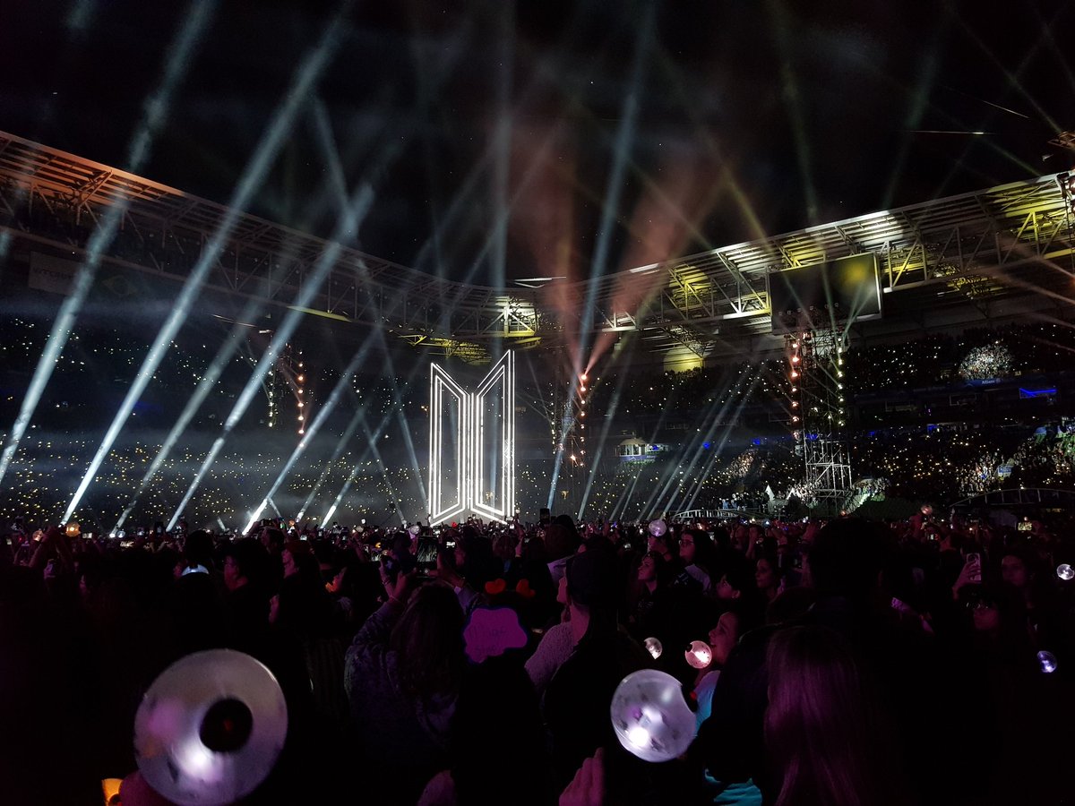 babidewet's tweet photo. O show do @BTS_twt terminou assim, com a logo sendo levantada no meio do estádio. Que coisa mais linda!! A estrutura inteira tava impecável! Tá cheio de vídeo no meu IG (A live falhou porque a internet tava ruim, mas fiz stories) e se quiserem, posto mais coisa aqui! #BTSinBrazil https://t.co/uHu4ezLAMM