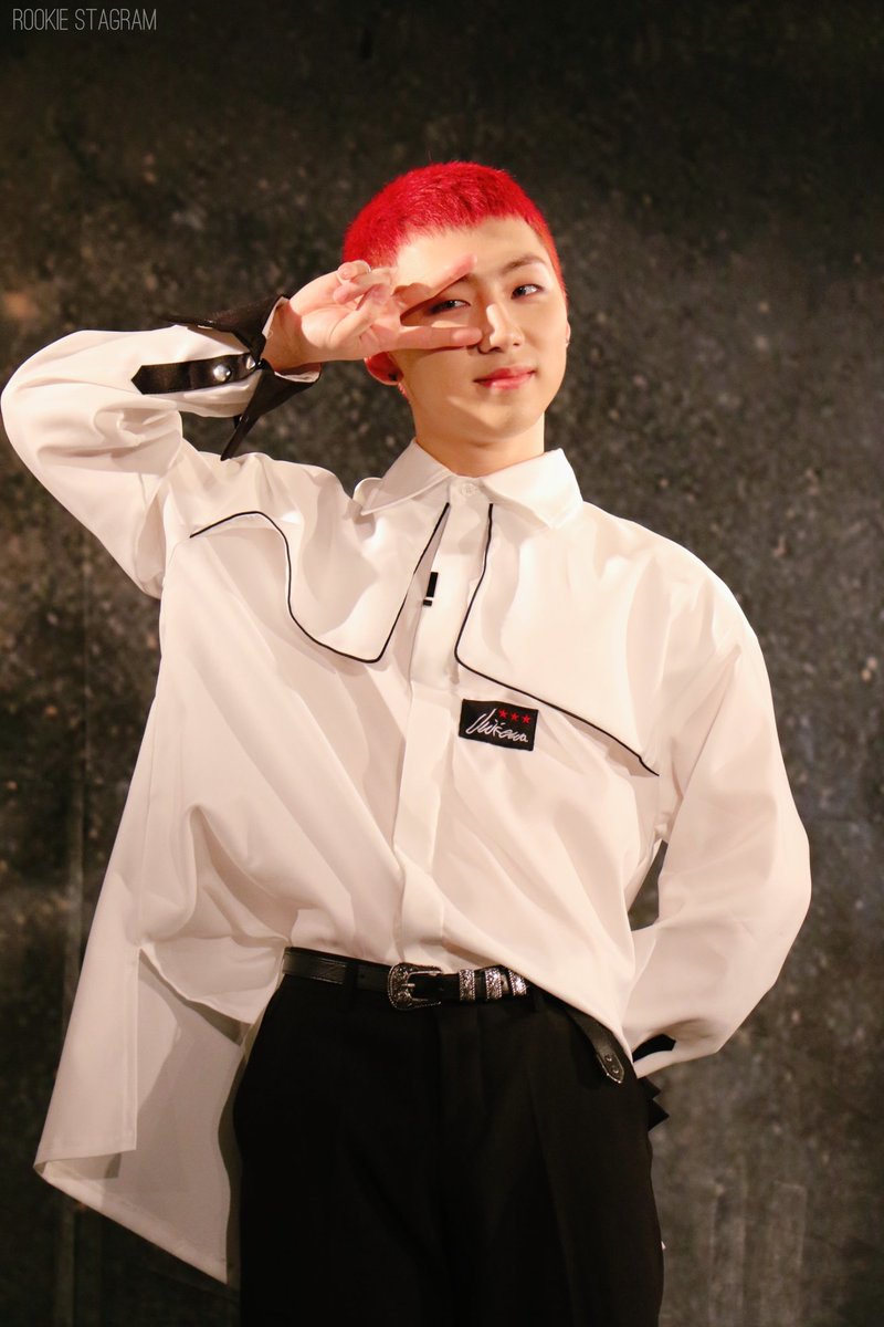 Rookie_0419's tweet photo. 190501 2부 포토타임

#BIT #비아이티 #ROOKIE #루키 #HYEONSEOK #현석  #정현석 @bit5_official https://t.co/GIThZgbpRG