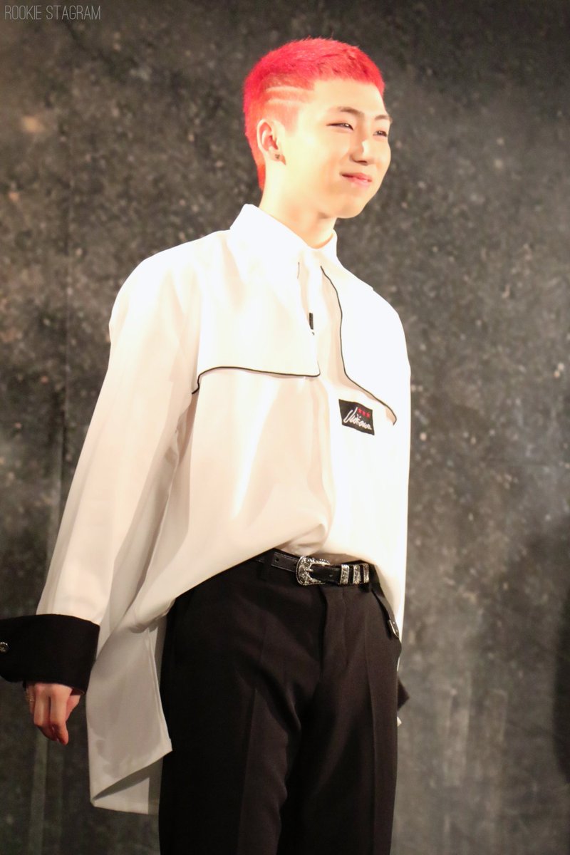 Rookie_0419's tweet photo. 190501 2부 포토타임

#BIT #비아이티 #ROOKIE #루키 #HYEONSEOK #현석  #정현석 @bit5_official https://t.co/GIThZgbpRG