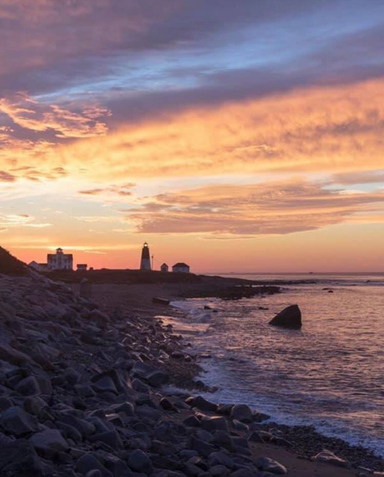 aalemay607's tweet photo. Perfect sunset in Rhode Island #PointJudithLighthouse #NarragansettRhodeIsland https://t.co/y6Qp6OzAxI