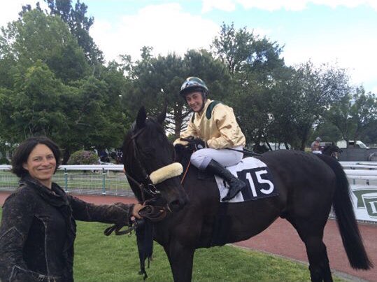 ilederegalop's tweet photo. Une page se tourne: dernière course pour notre fidèle Le Valentin, 13 ans , plus de 100 courses courues  et 10 victoires,a lancé la carrière de Vincent Cheminaud en plat ...nous allons lui offrir la retraite qu’il mérite #horse #horseracing #levalentin https://t.co/TRIgXsq36h