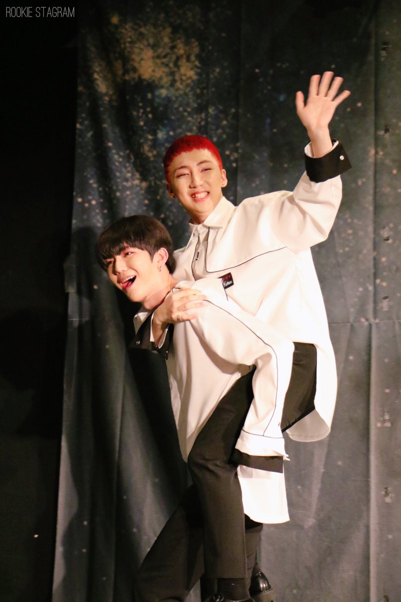 Rookie_0419's tweet photo. 190501 2부 포토타임
형을 마니 좋아하구나👶🏻👶🏻💕

#BIT #비아이티 #ROOKIE #루키 #HYEONSEOK #현석  #정현석 @bit5_official https://t.co/Rw2gCudNnQ