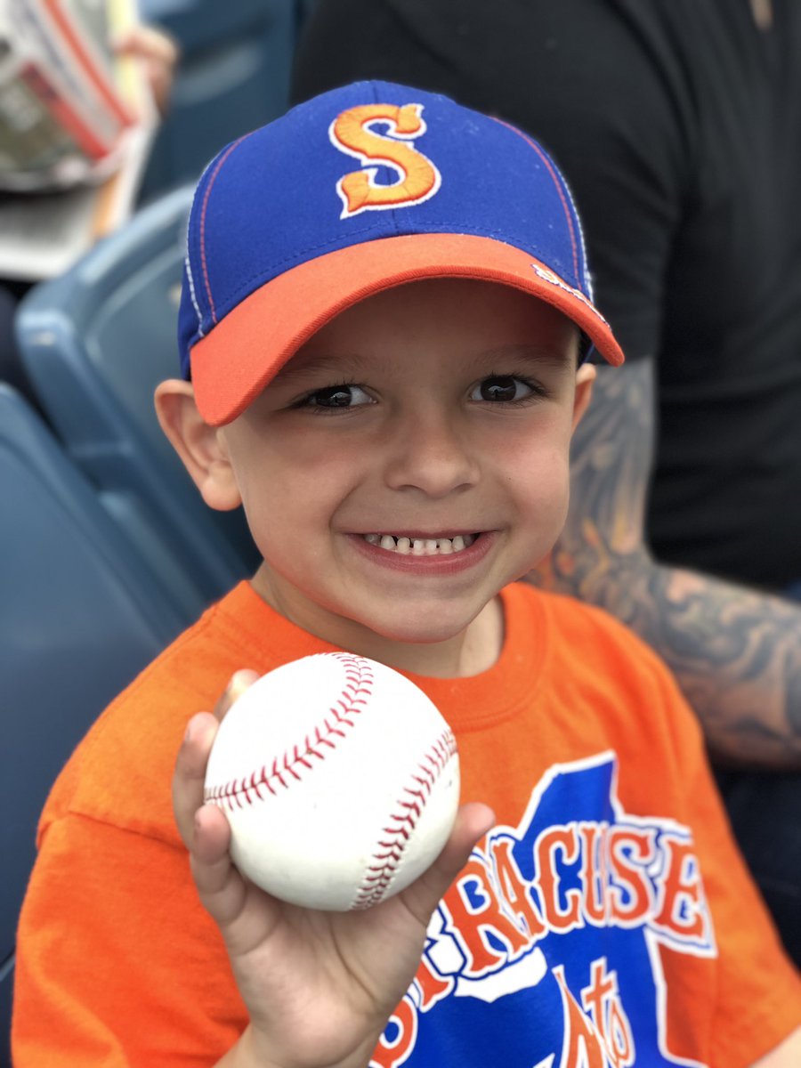 _FallonMarie_'s tweet photo. Caught that Ball!!❤️⚾️ #GannonMetsBuzz @SyracuseMets https://t.co/QE4movMwPp