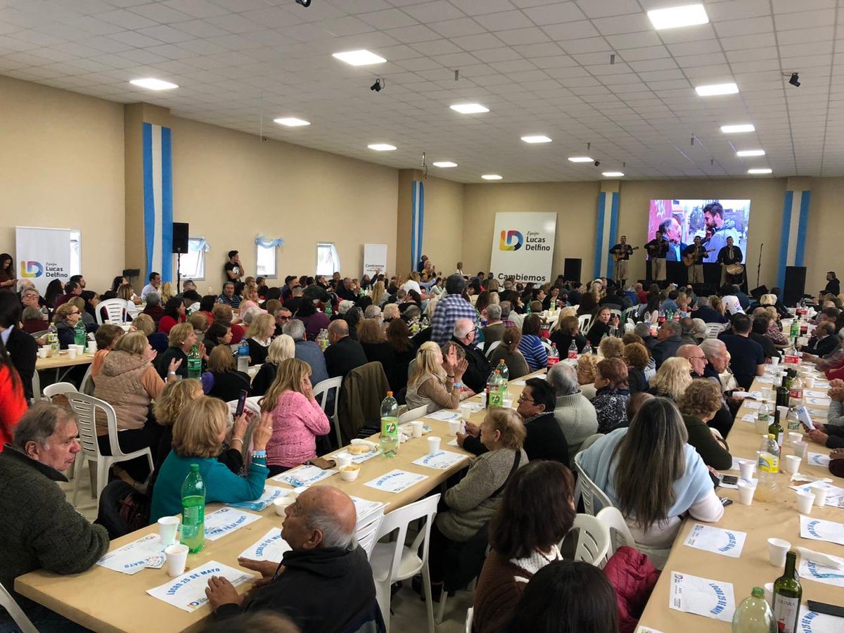 RodoBenta's tweet photo. Gran día patrio en #Hurlingham acompañando a @DelfinoLucasOk y equipo con la gran visita de @frigeriorogelio y @AlexCampbellOK Riquísimo el locro!!! https://t.co/8TUjjcRBM2
