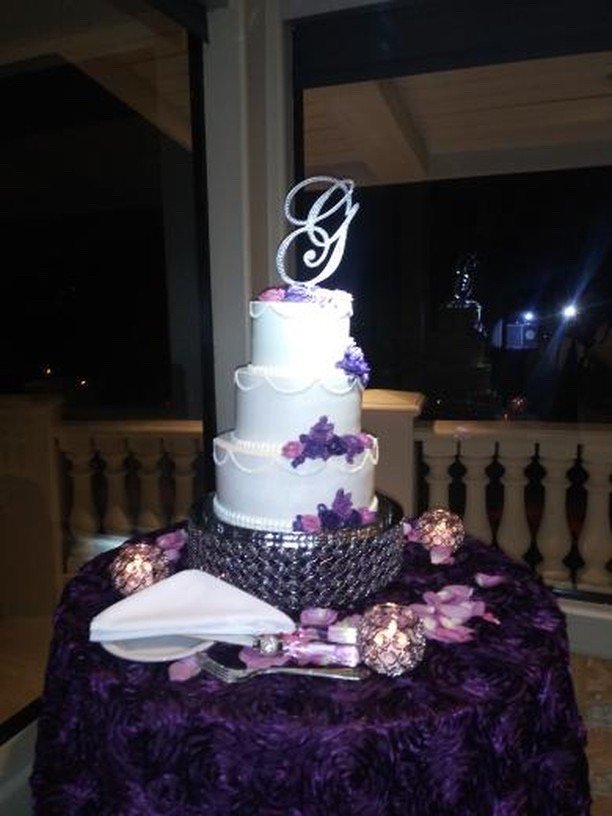 cocopalmdining's tweet photo. Gorgeous wedding cake made for the newlyweds Mr &amp; Mrs. Gonazales! 🍰🥂 https://t.co/Te7RdsuQyf