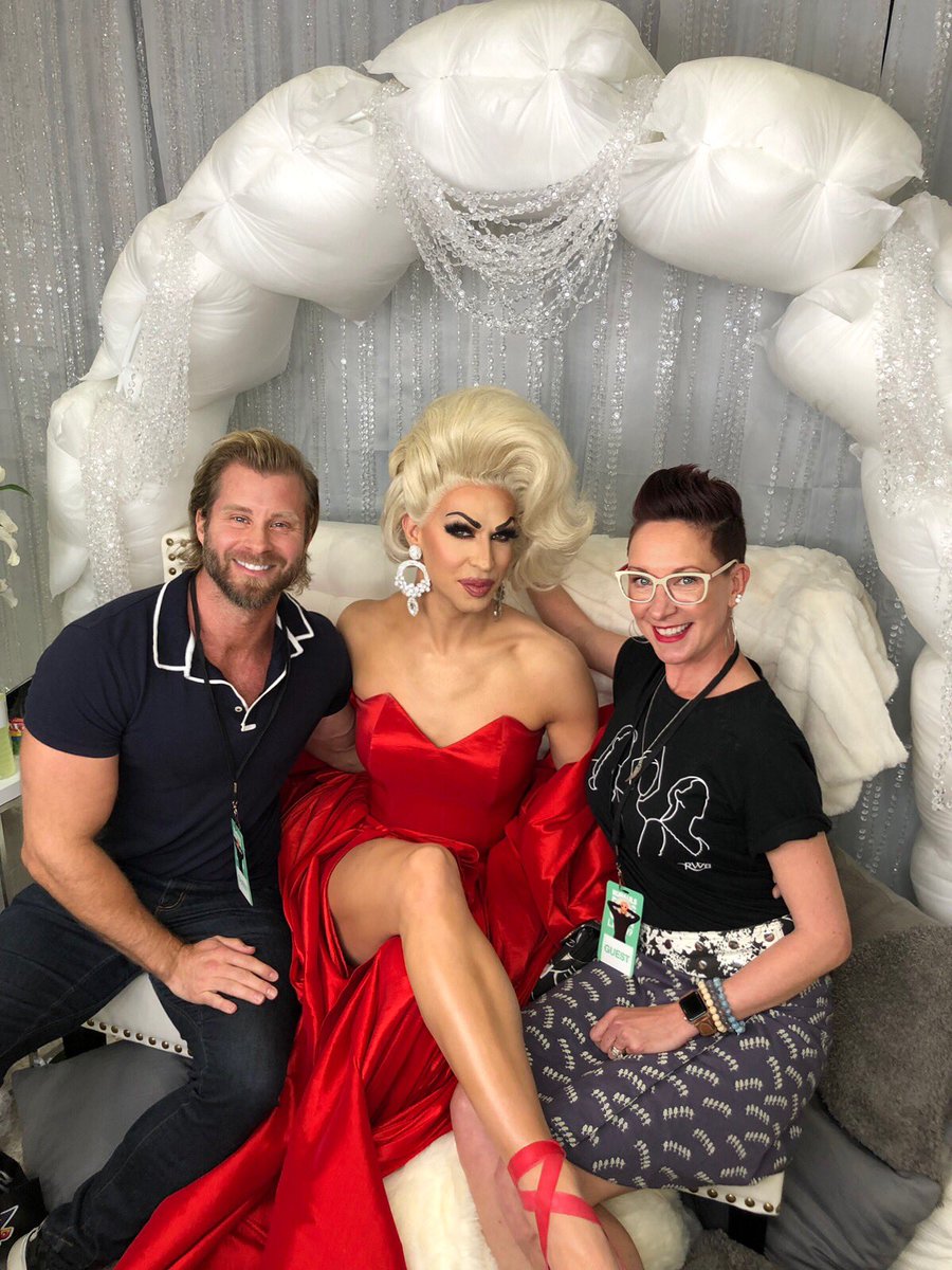 CraigRamsayFit's tweet photo. Three Canadian Ballerinas walk into @RuPaulsDragCon ...💃🏼🕺🏼💃🏼
@Bhytes1 👸#RupaulsDragRaceSeason11 @RuPaulsDragCon @RuPaulsDragRace 
@tbirty 👸🏼 @RWBallet 
@CraigRamsayFit 🤴🏼 @BravoTV #Broadway https://t.co/WGaaAbRZx2