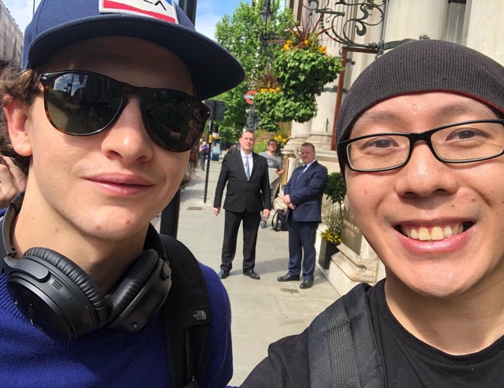 TyeSheridanPH's tweet photo. Tye Sheridan with a fan in London! 
📸 xanderwong1978 
#tyesheridan #cyclops #scottsummers #readyplayerone #wadewatts #parzival #xmen #xmenapocalypse #darkphoenix #xmendarkphoenix #mud #joe #thestanfordexperiment #allsummersend #theyellowbirds #themountain https://t.co/Kiz7AZZ1u1
