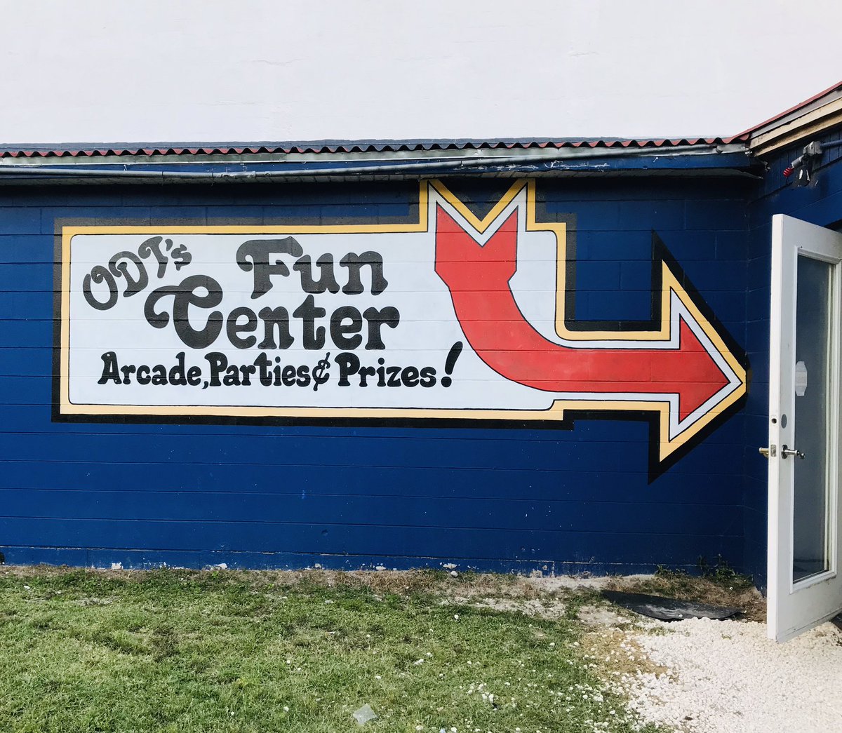 thisbroadhere's tweet photo. We ain’t about that indoor bullsh!t 😉tonight we are at the Ocala Drive-in Theatre in Florida 🖤  #TheLastDriveIn #ocaladrivein #florida @therealjoebob @kinky_horror https://t.co/NP8uoft9kT