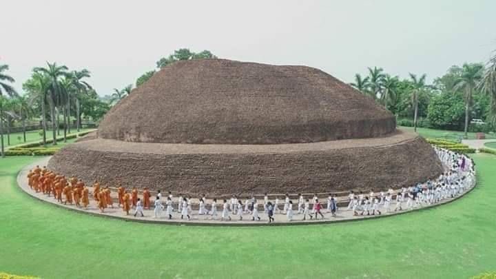 Psanitwong's tweet photo. วันอัฏฐมีบูชา คือ วันถวายพระเพลิงพระพุทธสรีระของสมเด็จพระสัมมาสัมพุทธเจ้า (หลังเสด็จดับขันธปรินิพพานได้ 8 วัน) ตรงกับวันแรม 8 ค่ำ เดือนวิสาขะ (เดือน 6 ของไทย)

และเป็นวันคล้ายวันที่พระนางสิริมหามายา พุทธมารดาสิ้นพระชนม์ (หลังประสูติ)

ภาพประกอบ : มกุฏพันธนเจดีย์ https://t.co/ATDo85gCow