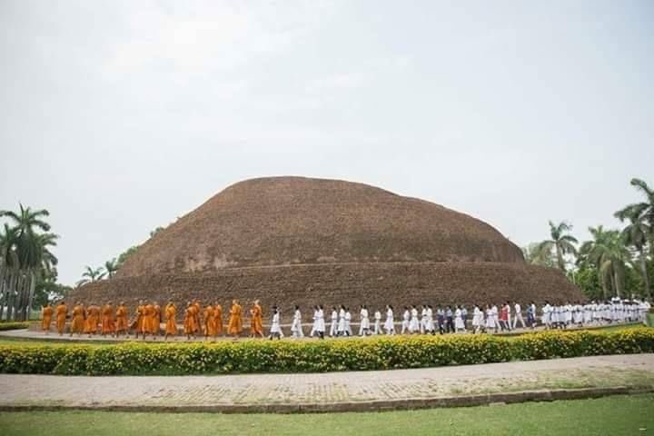 Psanitwong's tweet photo. วันอัฏฐมีบูชา คือ วันถวายพระเพลิงพระพุทธสรีระของสมเด็จพระสัมมาสัมพุทธเจ้า (หลังเสด็จดับขันธปรินิพพานได้ 8 วัน) ตรงกับวันแรม 8 ค่ำ เดือนวิสาขะ (เดือน 6 ของไทย)

และเป็นวันคล้ายวันที่พระนางสิริมหามายา พุทธมารดาสิ้นพระชนม์ (หลังประสูติ)

ภาพประกอบ : มกุฏพันธนเจดีย์ https://t.co/ATDo85gCow