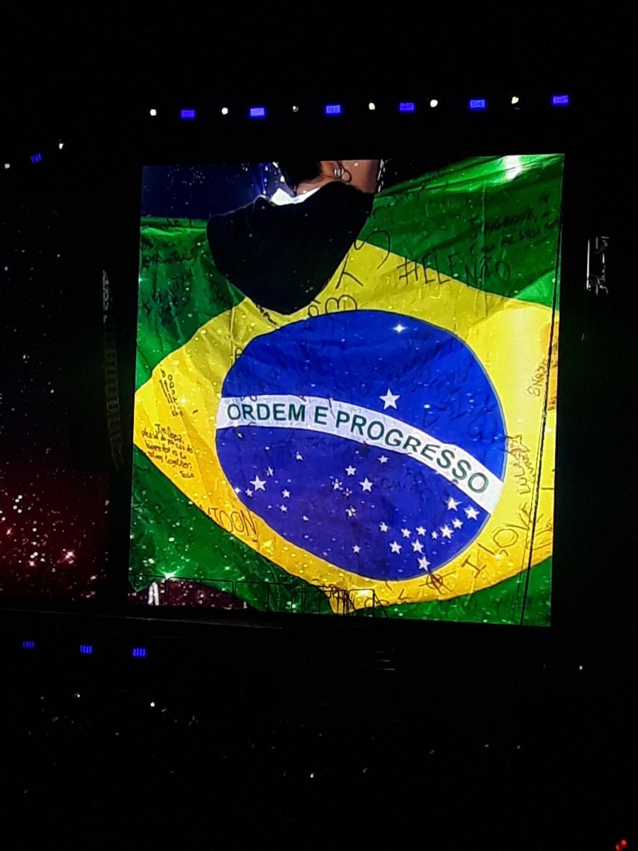 AlyyRibe's tweet photo. E na bandeira dos meninos que tava escrito "ele não" kkkkkkkkk eu amo o grupo certo 
#BTSatAllianzParque https://t.co/BCe6SNvk4i