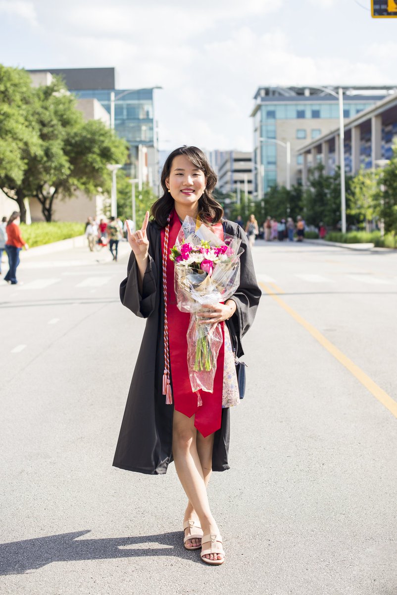 sunny_newsiee's tweet image. Officially a UT-Austin graduate! 🤟🤠 #UTAustin #MoodyGrad #UTGrad19