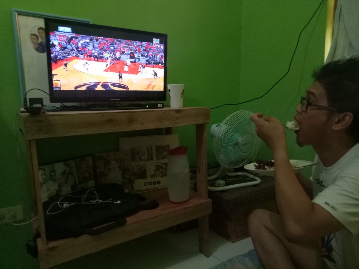 ShaaYnnah23's tweet photo. Shoutout sa asawa kong no-look kung kumain, basta raptors ang pinapanood! 😂😁 ILOVEYOU😘

#NBAonABSCBN https://t.co/9qE7OxioBu