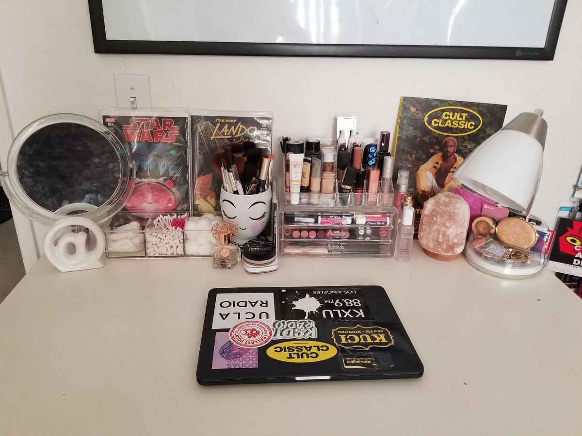amandajh12_'s tweet photo. when u have to move the makeup off ur desk so u can sit down & code 💅🏽
finally got this bb cleaned up!
#justsoftwareengineeringthings 💕 https://t.co/XoMPupQu6y