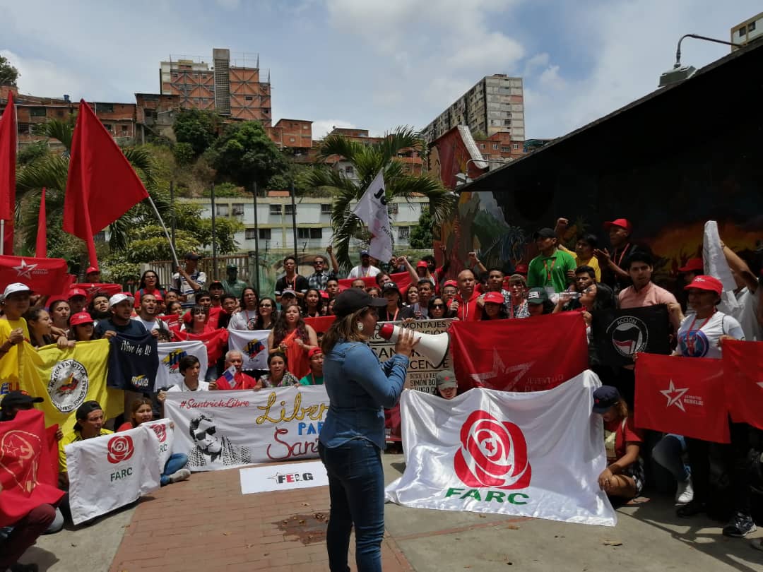 Jotaceve1947's tweet photo. #25May 📷 | #FOTOS
🔊 Miembros de la @Jotaceve1947, el #FELG y el #FESGyM junto con organizaciones asistentes al @18CLAE, realizan Acción de solidaridad por la libertad del camarada Jesús Santrich en la plaza Manuel Marulanda del 23 de enero #Caracas
#SantrichLibreYa https://t.co/9rb7bbHFhQ