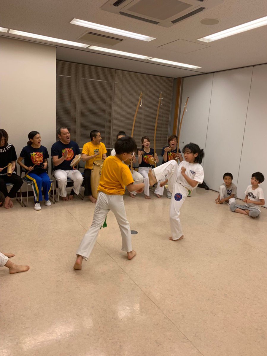 kochicapoeira's tweet photo. 昨日は子供も大人もみんなでRoda!
バチザド前にいいAxeをもらえました✨(∩´∀`∩)♡
バチザドがんばるぞ!
#CBJK #CapoeiraBatuqueJapaoKochi #土佐市メンバー #KIDS #江ノ口コミュニティセンター #Roda #Axe #来週いよいよバチザド https://t.co/sbEzOkUoZT