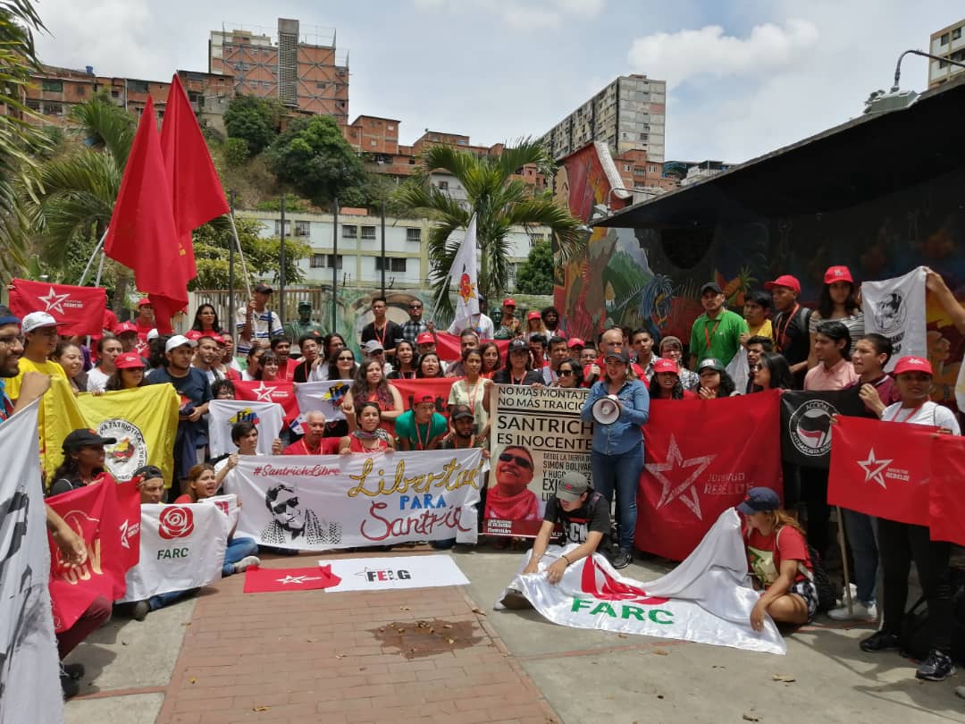 Jotaceve1947's tweet photo. #25May 📷 | #FOTOS
🔊 Miembros de la @Jotaceve1947, el #FELG y el #FESGyM junto con organizaciones asistentes al @18CLAE, realizan Acción de solidaridad por la libertad del camarada Jesús Santrich en la plaza Manuel Marulanda del 23 de enero #Caracas
#SantrichLibreYa https://t.co/9rb7bbHFhQ