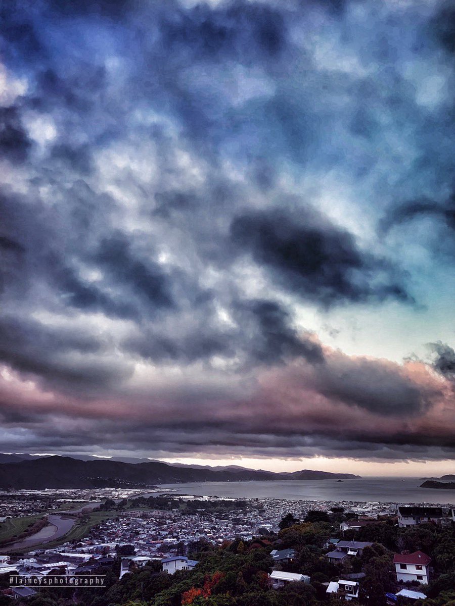 NZLainey's tweet photo. As day slips in to evening. I love watching the clouds change colour and skid across the sky ๐
#wellylive @WeatherWatchNZ https://t.co/UmingGZSyM