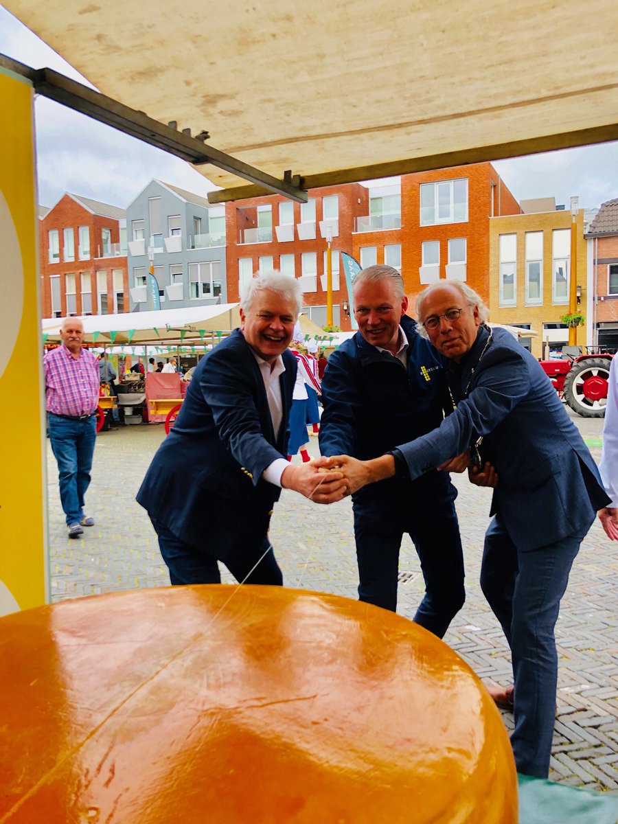 Topactie van De Goey Kaas in Woerden. De 135 kilo zware eerste graskaas van 2018 werd verkocht voor het Daan Theeuwes Fonds. De kaas was ‘zo weg’ waardoor nog zo’n 100 kilo extra kaas erbij werd verkocht. De Goey verdubbeld de opbrengst ook nog eens.