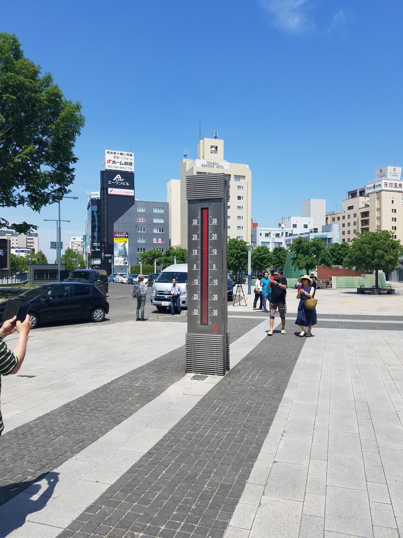 悲報 帯広駅前の温度計が暑さで振り切れる 話題の画像プラス 悲報 帯広駅前の温度計が暑さで振り切れる 話題の画像プラス